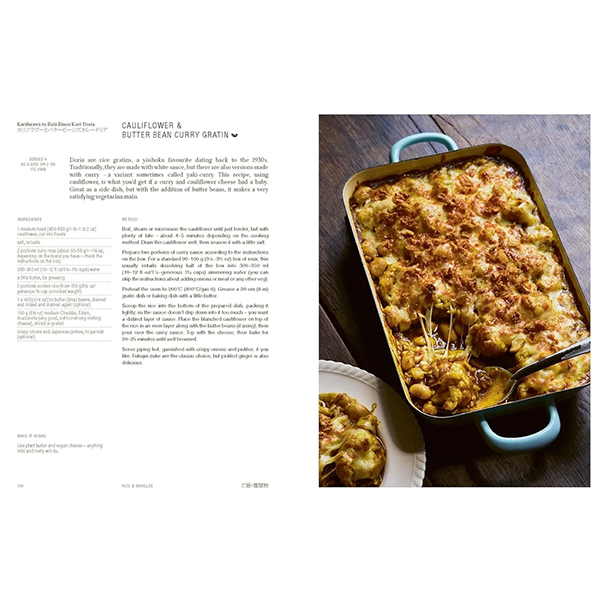 Libro de cocina japonesa abierto con receta y fuente de coliflor gratinada