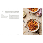 Libro de cocina japonesa abierto con receta y espaguetis en salsa en plato