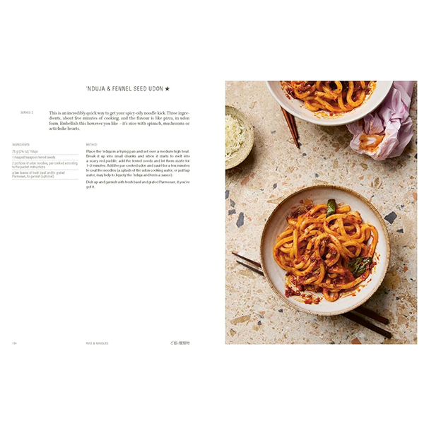 Libro de cocina japonesa abierto con receta y espaguetis en salsa en plato