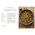 Libro de cocina japonesa abierto con receta y cazuela morada de verduras salteadas