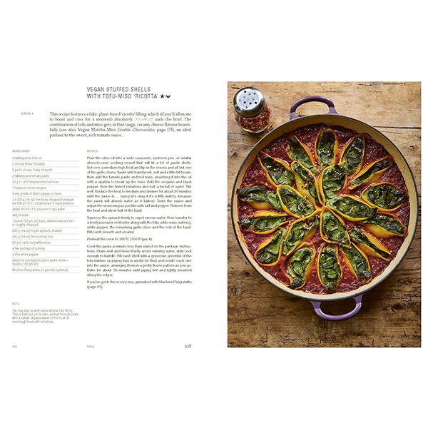 Libro de cocina japonesa abierto con receta y cazuela morada de verduras salteadas