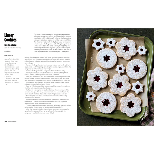 Libro abierto: receta de Linzer Cookies y bandeja de galletas con formas florales.