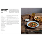 Libro abierto con receta de sopa de col bohemia del sur y cuenco de sopa.