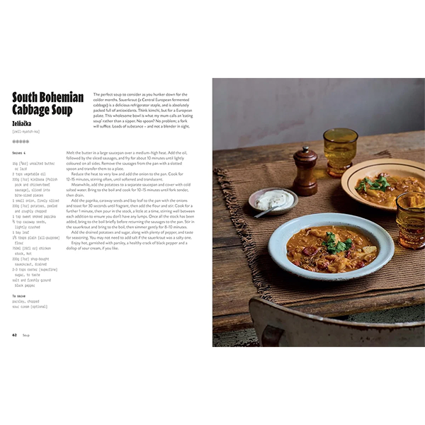 Libro abierto con receta de sopa de col bohemia del sur y cuenco de sopa.