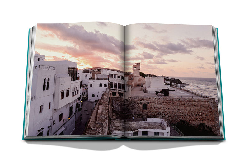 Libro abierto con foto de calles y viviendas blancas junto al mar