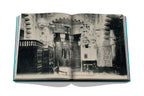 Libro abierto con fotografía antigua de edificio y puertas de estilo árabe