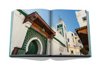 Libro abierto con puerta arqueada verde y blanca y detalles decorativos
