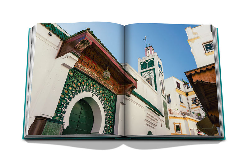 Libro abierto con puerta arqueada verde y blanca y detalles decorativos