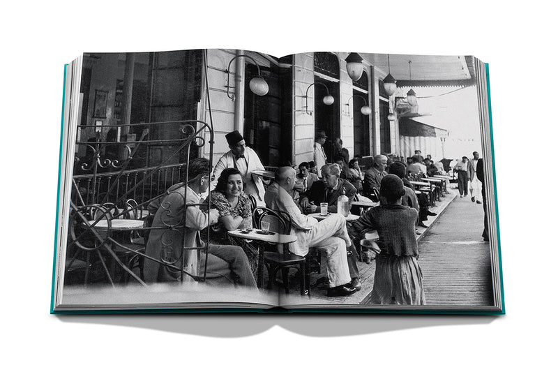 Libro abierto con escena en blanco y negro de personas en una terraza