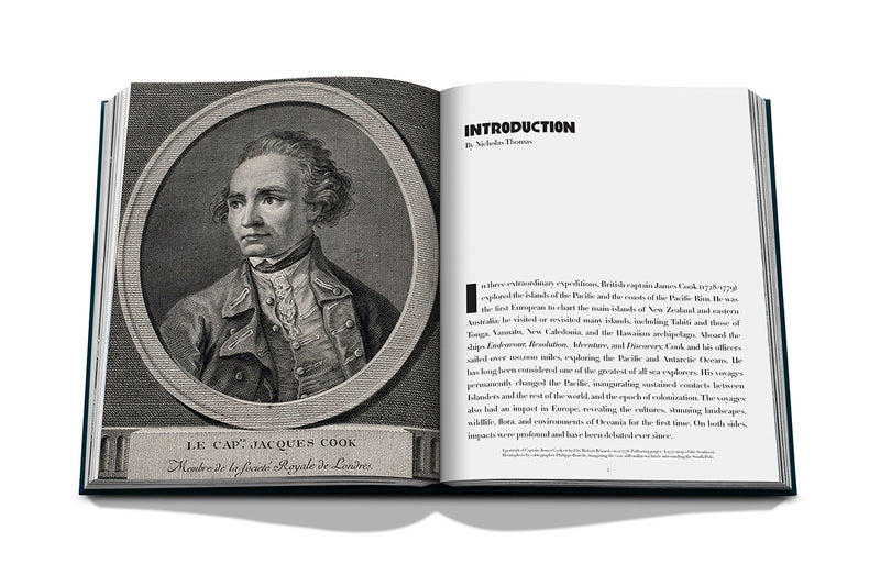 Libro abierto con retrato en blanco y negro y texto de introducción