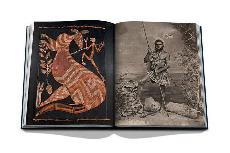 Libro abierto con ilustración artística a la izquierda y foto en blanco y negro