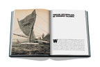 Libro abierto con barco velero y texto a la derecha