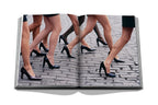 Libro abierto, fotos de zapatos con tacones sobre un fondo de ladrillo