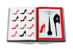 Libro abierto, ilustraciones de zapatos y página con tacón negro y rojo