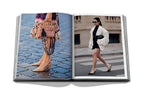 Libro abierto, fotos de sandalias y zapatos; piernas caminando en la calle