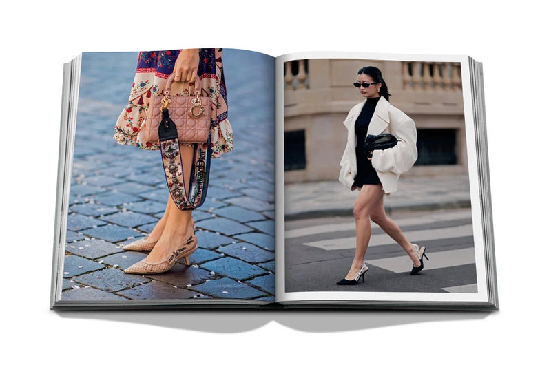 Libro abierto, fotos de sandalias y zapatos; piernas caminando en la calle