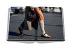 Libro abierto, tacones al caminar; medias a rayas y zapatos marrones