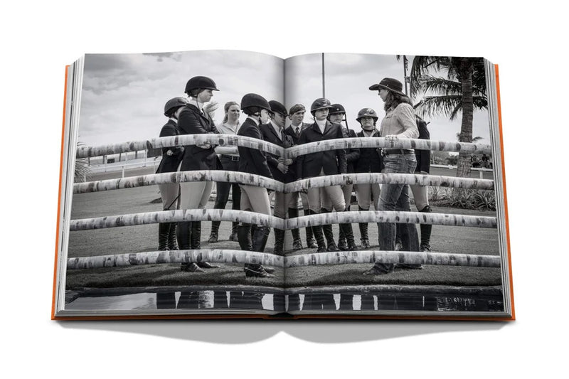 Libro Wellington de Assouline, páginas abiertas con foto blanco y negro de jinetes.