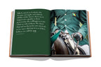 Libro Wellington de Assouline, páginas abiertas con texto y jinete con chaqueta verde.