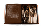 Libro Wellington de Assouline, páginas abiertas con botas en fila y texto.