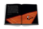 Libro de Assouline abierto, tenista en pista de tenis y texto en la página.