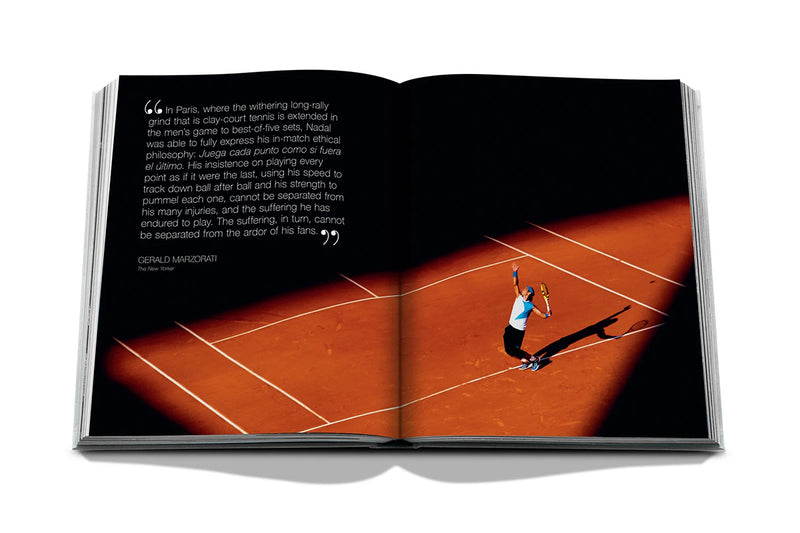 Libro de Assouline abierto, tenista en pista de tenis y texto en la página.