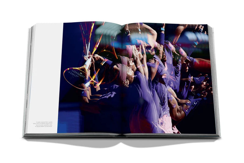 Libro de Assouline abierto, foto a página completa de celebraciones con trofeo.