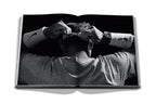 Libro de Assouline abierto, foto en blanco y negro del tenista con puños.