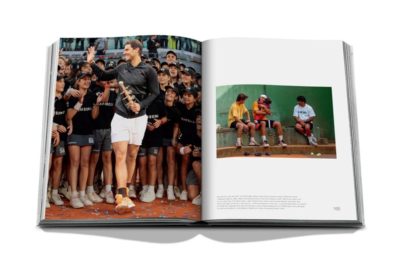 Libro abierto de Assouline con foto grupal de jugadores y escena en cancha.