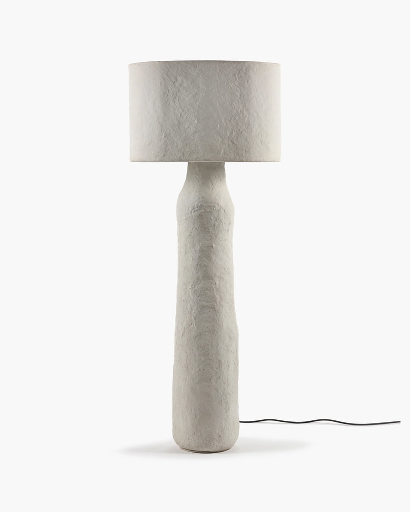 Lámpara de pie con base de papel maché texturizado y pantalla cilíndrica de tono claro