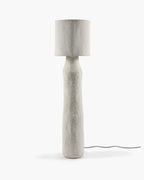 Lámpara de pie de papel maché texturizado con pantalla cilíndrica y cable negro