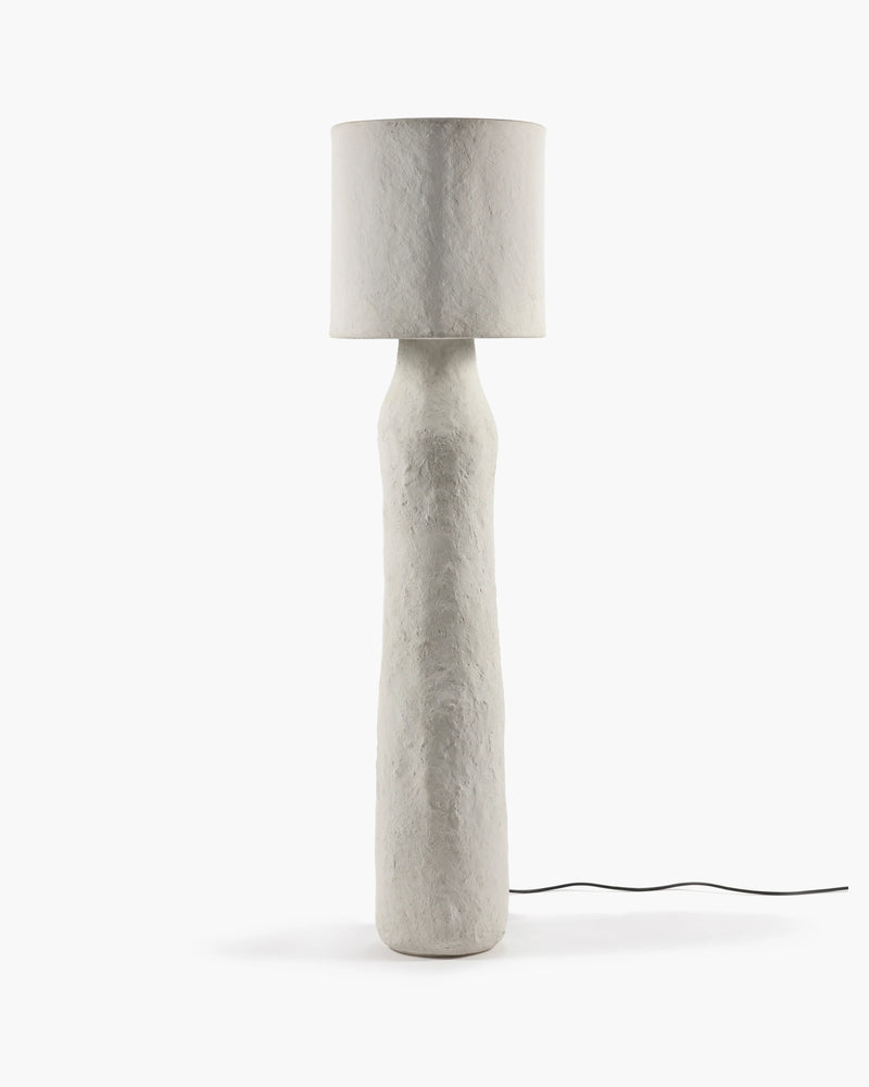 Lámpara de pie de papel maché texturizado con pantalla cilíndrica y cable negro