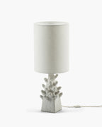 Lámpara de mesa con pantalla de tela blanca y base decorativa blanca con textura