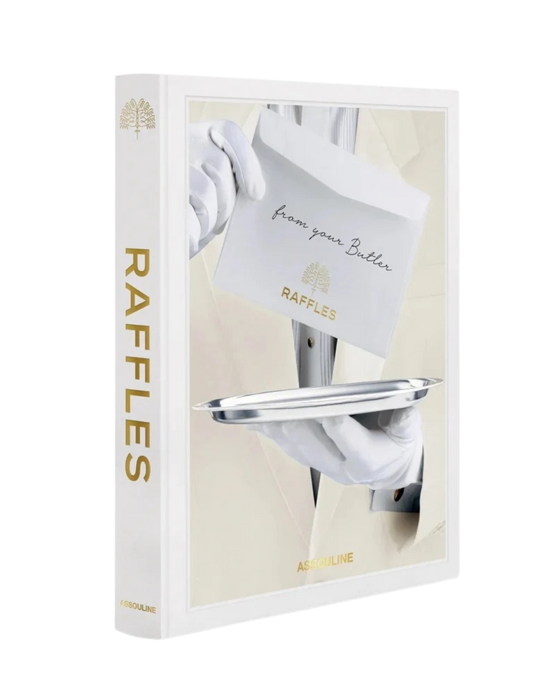 Libro Raffles de Assouline con portada blanca, bandeja metálica y detalle dorado