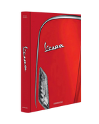 Libro con funda roja y logotipo Vespa, faro y sello Assouline.