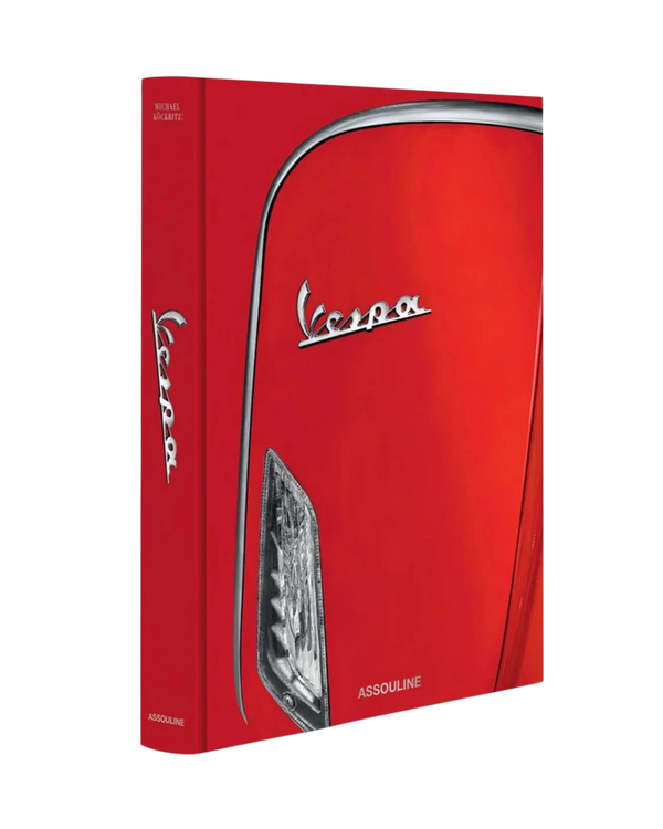 Libro con funda roja y logotipo Vespa, faro y sello Assouline.