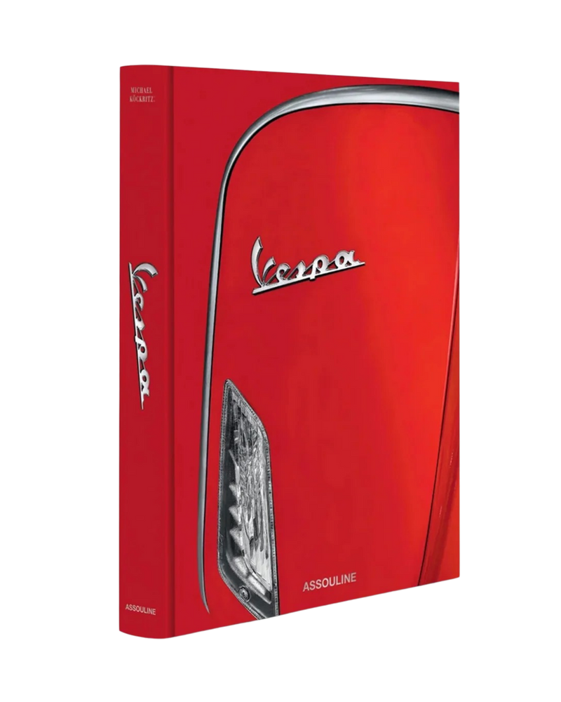 Libro con funda roja y logotipo Vespa, faro y sello Assouline.