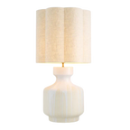 Lámpara de sobremesa con pantalla de lino beige y base cerámica blanca