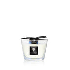 Vela en frasco de vidrio con cera blanca, etiqueta Baobab Collection y tapa negra