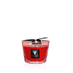 Vela roja en frasco de vidrio con etiqueta Baobab Collection, mechas visibles