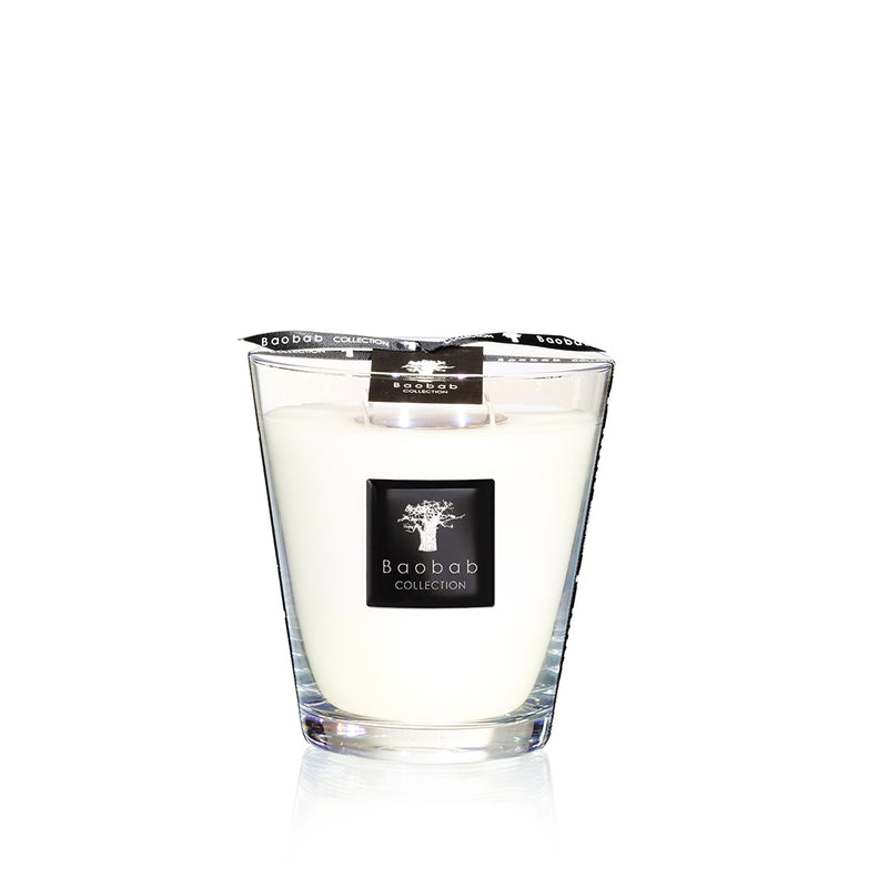Vela en frasco de vidrio con cera blanca y etiqueta Baobab Collection, vista frontal