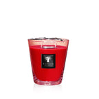 Vela roja en frasco de vidrio con etiqueta Baobab Collection y mechas visibles
