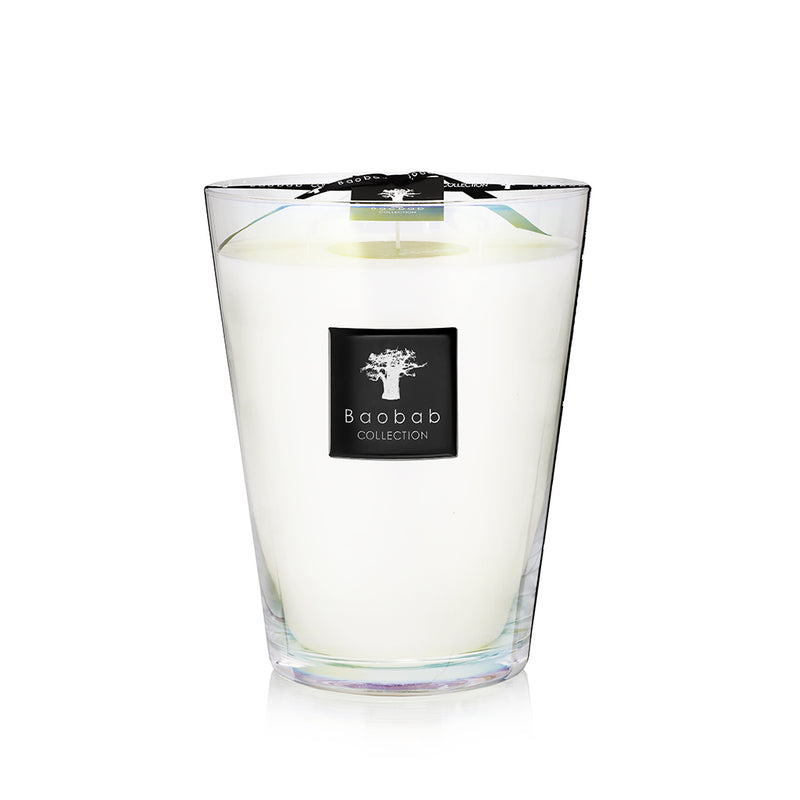 Vela en frasco de vidrio con cera blanca y etiqueta Baobab Collection, con tapa negra