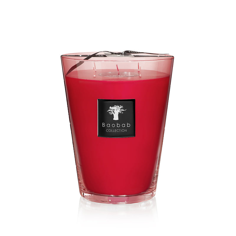 Vela roja alta en frasco de vidrio con etiqueta Baobab Collection