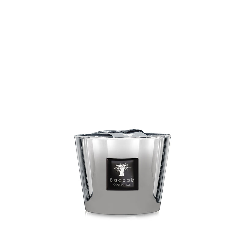 Vela en recipiente plateado con tapa abierta y logotipo Baobab Collection frontal