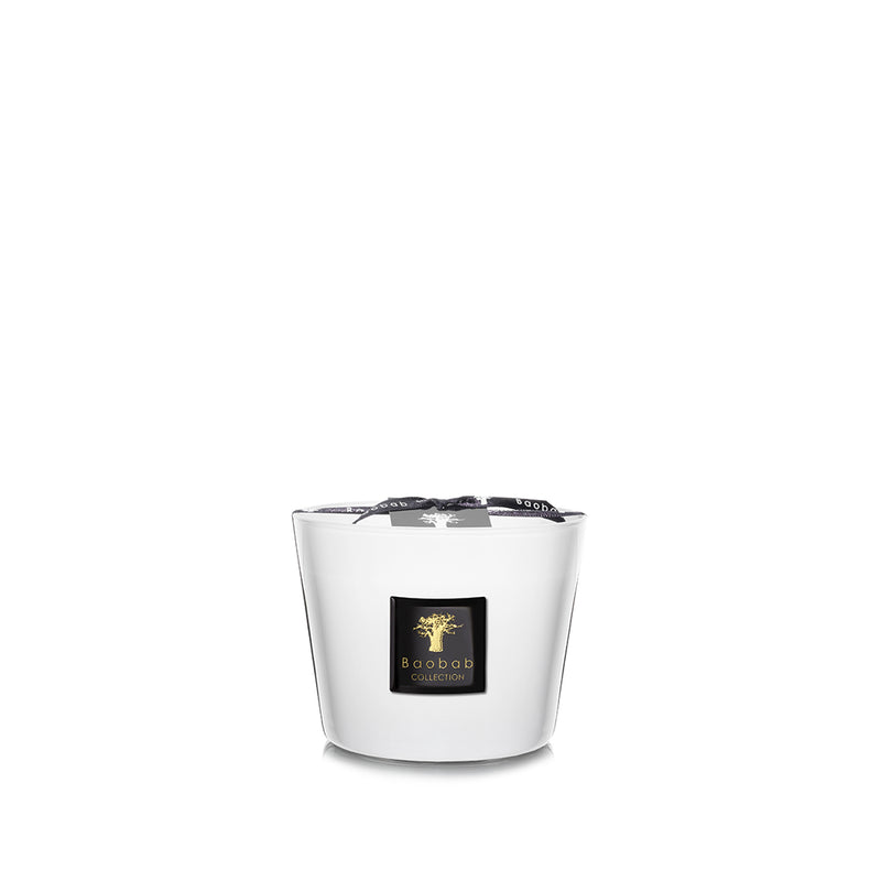 Vela Baobab en vaso blanco pequeño, etiqueta negra con árbol dorado.
