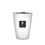 Vela Baobab en vaso blanco, etiqueta negra cuadrada con árbol dorado.