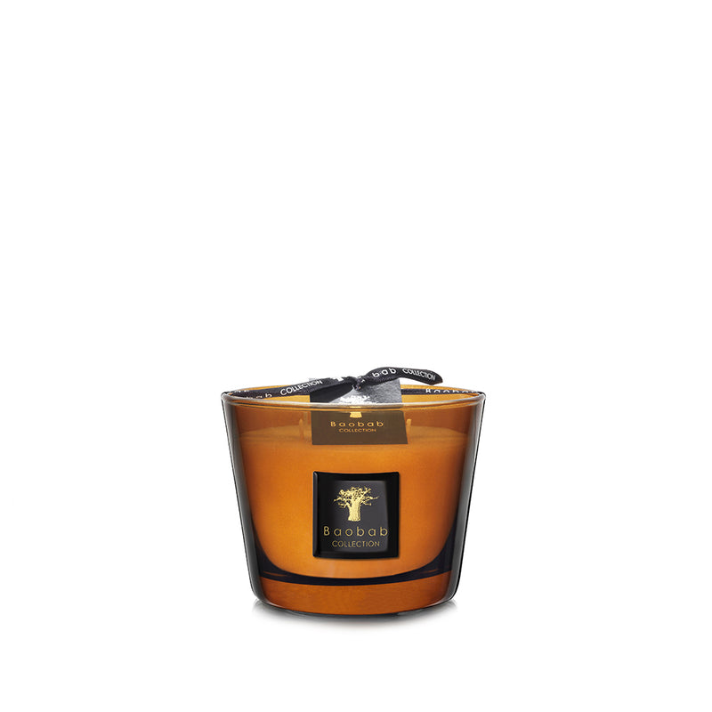 Vela Baobab en vaso de vidrio ámbar con mechas y etiqueta negra, vista frontal