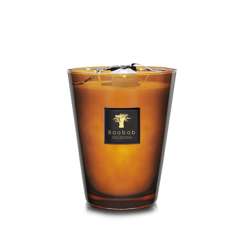 Vela Baobab en vaso de vidrio ámbar con etiqueta negra y mecha en la parte superior