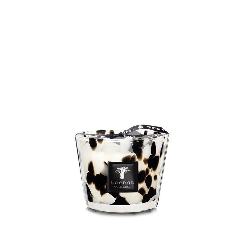 Vela en vaso de vidrio pequeño con estampado negro y crema, etiqueta Baobab Collection.